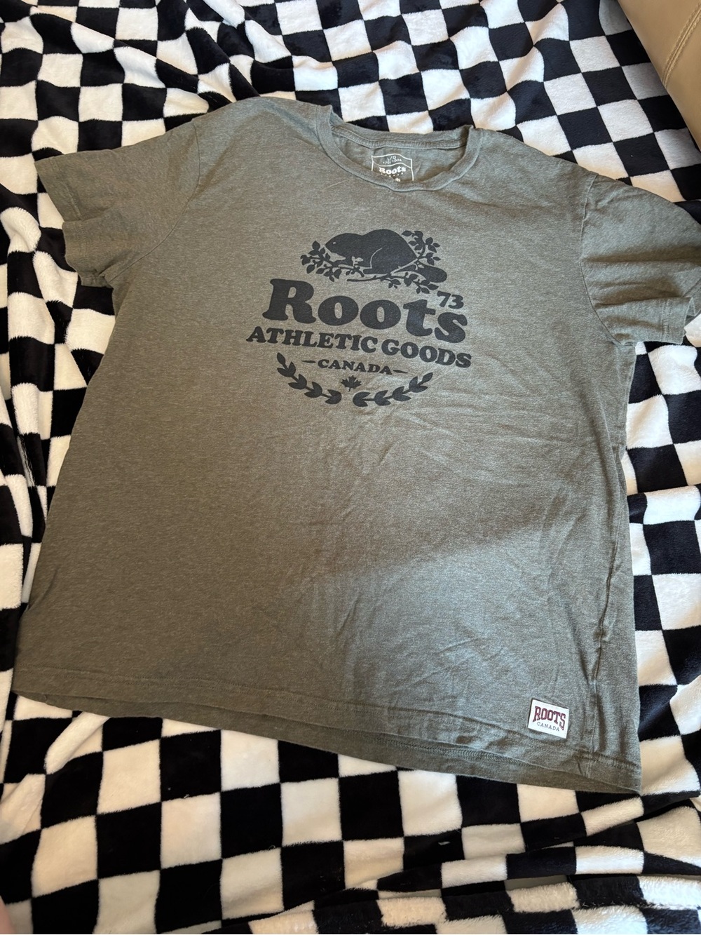 Men’s large roots tshirt (small stain)